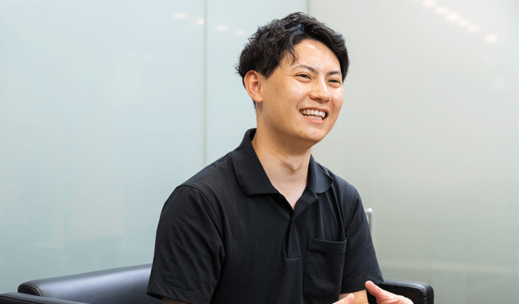 フルアウトソーシングにはない「並走型支援」であるDX BOOSTERの強みについて語る足立