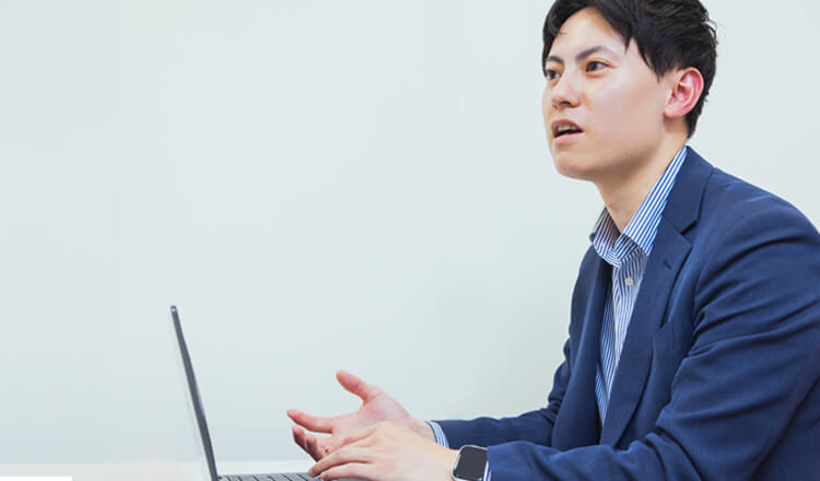 問い合わせ獲得に向けた活動について語る足立